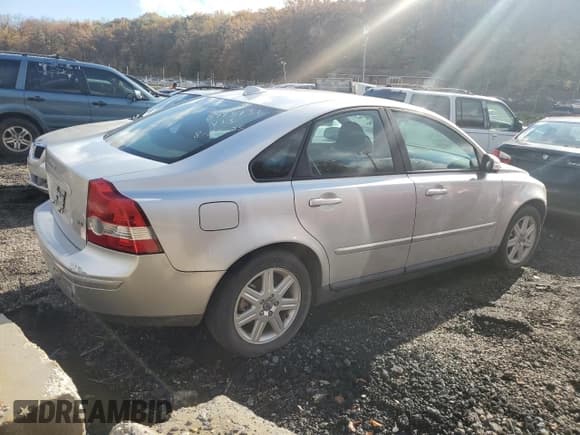 ✅ 2007 Volvo S40 2.4L • VIN: YV1MS382772251271 • Lot: 90892545. Wystawiony na Copart z przebiegiem Nie podano. Bezpłatny archiwum sprzedaży aukcyjnych z USA i szczegółowy raport historii pojazdu na DreamBid. Zdjęcie 3.