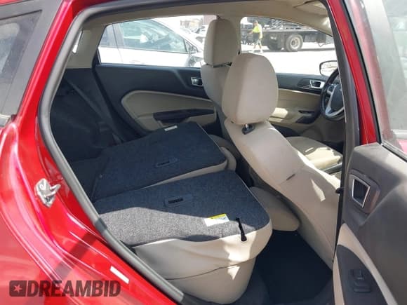 ✅ 2014 Ford Fiesta SE • VIN: 3FADP4EJ2EM103016 • Lot: 42532508. Wystawiony na IAAI z przebiegiem 92 848 mil. Bezpłatny archiwum sprzedaży aukcyjnych z USA i szczegółowy raport historii pojazdu na DreamBid. Zdjęcie 8.