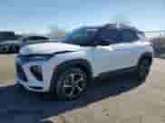 2021 Chevrolet TrailBlazer RS z VIN KL79MTSL6MB084188, wystawiony jako Copart lot #82558935 z przebiegiem 27 292 mil mil oraz Szkoda całkowita • Salvage title. Historia ofert i sprzedaży dostępna na DreamBid. Obrazek 1.