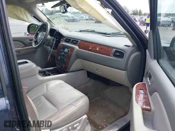 ✅ 2008 Chevrolet Suburban LTZ • VIN: 3GNFK16388G176479 • Lot: 42707009. Wystawiony na IAAI z przebiegiem 236 064 mil. Bezpłatny archiwum sprzedaży aukcyjnych z USA i szczegółowy raport historii pojazdu na DreamBid. Zdjęcie 5.