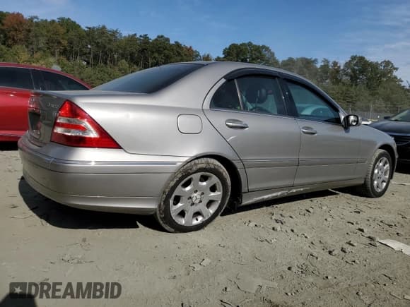 ✅ 2005 Mercedes-Benz C 320 • VIN: WDBRF84J15F669713 • Lot: 75413424. Wystawiony na Copart z przebiegiem 260 776 mil. Bezpłatny archiwum sprzedaży aukcyjnych z USA i szczegółowy raport historii pojazdu na DreamBid. Zdjęcie 3.
