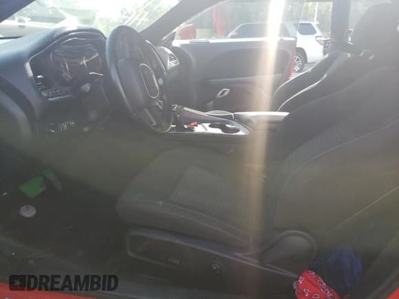 ✅ 2019 Dodge Challenger SXT • VIN: 2C3CDZGG2KH526092 • Lot: 65241763. Wystawiony na Copart z przebiegiem Nie podano. Bezpłatny archiwum sprzedaży aukcyjnych z USA i szczegółowy raport historii pojazdu na DreamBid. Zdjęcie 7.