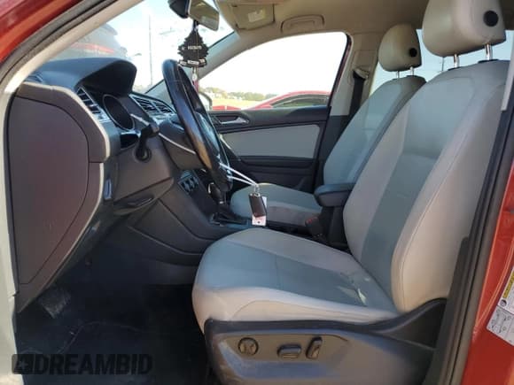 ✅ 2018 Volkswagen Tiguan SEL • VIN: 3VV3B7AX5JM040974 • Lot: 90096245. Wystawiony na Copart z przebiegiem 141 486 mil. Bezpłatny archiwum sprzedaży aukcyjnych z USA i szczegółowy raport historii pojazdu na DreamBid. Zdjęcie 7.