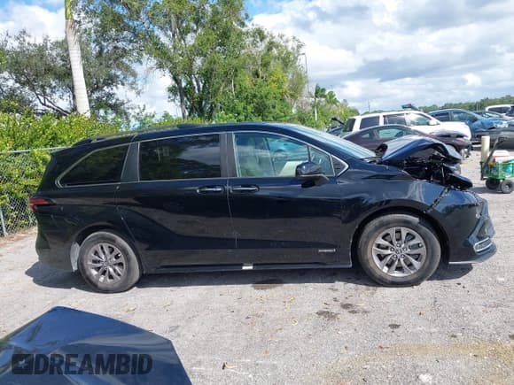✅ 2021 Toyota Sienna XLE • VIN: 5TDJRKEC0MS046195 • Lot: 43534153. Listed on IAAI with 43,810 mi. Free auction sales archive from the USA and detailed vehicle history report at DreamBid. Image 13.