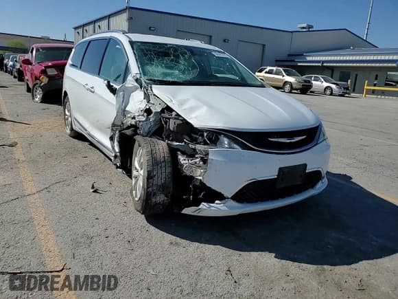 ✅ 2018 Chrysler Pacifica Touring L • VIN: 2C4RC1BG5JR305662 • Lot: 84761415. Listed on Copart with 125,551 mi. Free auction sales archive from the USA and detailed vehicle history report at DreamBid. Image 14.