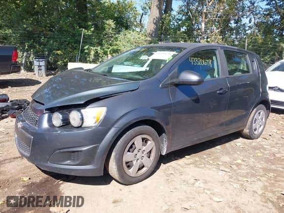 2013 Chevrolet Sonic LS z VIN 1G1JA6SH3D4131552, wystawiony jako IAAI lot #43320678 z przebiegiem 192 725 mil mil oraz . Historia ofert i sprzedaży dostępna na DreamBid. Obrazek 2.