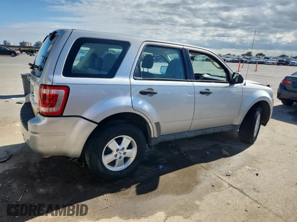 ✅ 2012 Ford Escape XLS • VIN: 1FMCU0C73CKA62765 • Lot: 91061745. Wystawiony na Copart z przebiegiem 102 825 mil. Bezpłatny archiwum sprzedaży aukcyjnych z USA i szczegółowy raport historii pojazdu na DreamBid. Zdjęcie 3.