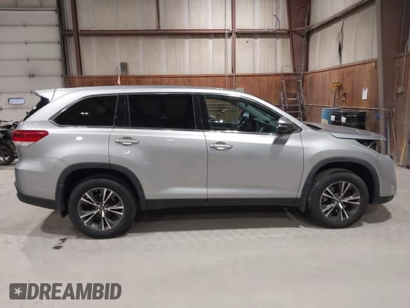 ✅ 2019 Toyota Highlander LE • VIN: 5TDBZRFH0KS992611 • Lot: 43812508. Wystawiony na IAAI z przebiegiem 67 640 mil. Bezpłatny archiwum sprzedaży aukcyjnych z USA i szczegółowy raport historii pojazdu na DreamBid. Zdjęcie 13.
