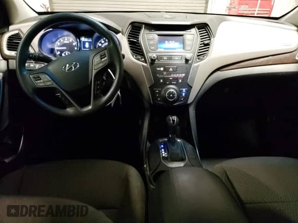 ✅ 2017 Hyundai Santa Fe 2.4L • VIN: 5XYZTDLB9HG428349 • Lot: 71303772. Wystawiony na Copart z przebiegiem 53 868 mil mil. Skorzystaj z bezpłatnego archiwum sprzedaży aukcyjnych z USA i zobacz szczegółowy raport historii pojazdu na DreamBid. Zdjęcie 8.