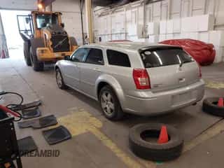 2005 Dodge Magnum SXT с VIN 2D4GZ48VX5H688672, выставлен на аукционе IAAI как лот 41466285 с пробегом 183 124 миль миль и . История ставок и продаж доступна на DreamBid. Изображение 3.