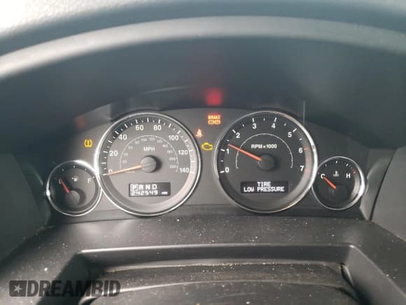 ✅ 2010 Jeep Commander Sport • VIN: 1J4RG4GK6AC128089 • Lot: 73165344. Wystawiony na Copart z przebiegiem 242 549 mil. Bezpłatny archiwum sprzedaży aukcyjnych z USA i szczegółowy raport historii pojazdu na DreamBid. Zdjęcie 9.