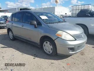✅ 2009 Nissan Versa S • VIN: 3N1BC13EX9L377967 • Лот: 43684116. Опубликован ранее на IAAI с пробегом 153 770 миль. Бесплатный доступ к архиву аукционных продаж из США и подробный отчёт об истории автомобиля на DreamBid. Изображение 1.