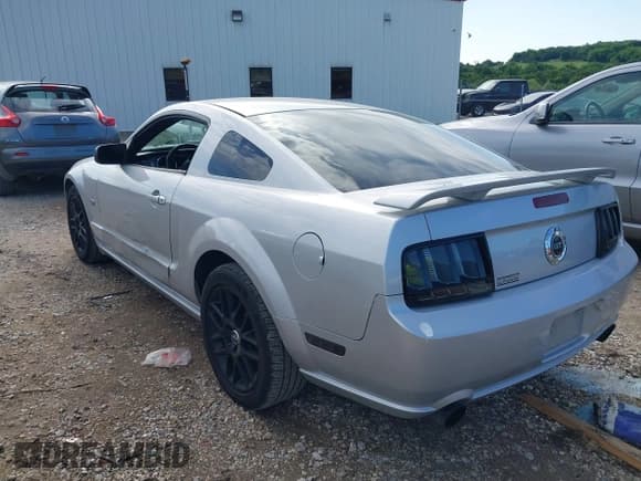 ✅ 2005 Ford Mustang GT Deluxe • VIN: 1ZVFT82H555245659 • Lot: 42318112. Listed on IAAI with 162,749 mi. Free auction sales archive from the USA and detailed vehicle history report at DreamBid. Image 3.
