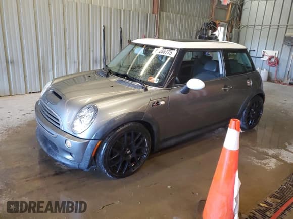 ✅ 2005 MINI Hardtop S • VIN: WMWRE33515TL14468 • Lot: 82288775. Listed on Copart with 147,844 mi. Free auction sales archive from the USA and detailed vehicle history report at DreamBid. Image 1.