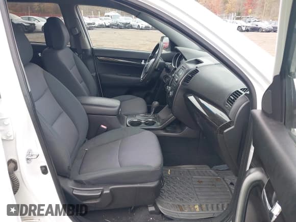 ✅ 2013 Kia Sorento LX • VIN: 5XYKT3A63DG391522 • Lot: 43603504. Listed on IAAI with 132,596 mi. Free auction sales archive from the USA and detailed vehicle history report at DreamBid. Image 5.