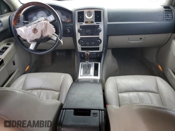 ✅ 2006 Chrysler 300 C • VIN: 2C3LK63HX6H133241 • Lot: 64862485. Wystawiony na Copart z przebiegiem 148 771 mil. Bezpłatny archiwum sprzedaży aukcyjnych z USA i szczegółowy raport historii pojazdu na DreamBid. Zdjęcie 8.