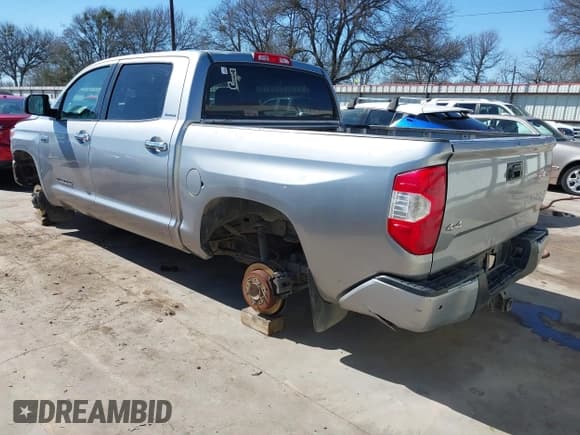 ✅ 2018 Toyota Tundra SR5 • VIN: 5TFHW5F14JX703267 • Lot: 41692216. Wystawiony na IAAI z przebiegiem 198 142 mil. Bezpłatny archiwum sprzedaży aukcyjnych z USA i szczegółowy raport historii pojazdu na DreamBid. Zdjęcie 3.