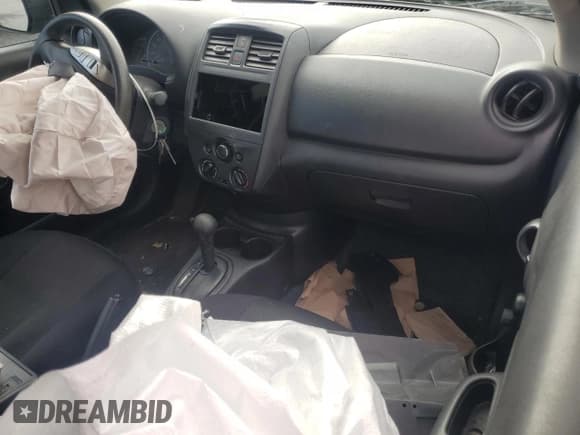 ✅ 2015 Nissan Versa S Plus • VIN: 3N1CN7AP0FL827076 • Lot: 82598295. Wystawiony na Copart z przebiegiem 132 343 mil. Bezpłatny archiwum sprzedaży aukcyjnych z USA i szczegółowy raport historii pojazdu na DreamBid. Zdjęcie 8.