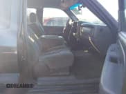 ✅ 2004 Chevrolet Silverado 2500HD LS • VIN: 1GCHK29224E242665 • Lot: 41378387. Wystawiony na IAAI z przebiegiem Nie podano. Bezpłatny archiwum sprzedaży aukcyjnych z USA i szczegółowy raport historii pojazdu na DreamBid. Zdjęcie 5.