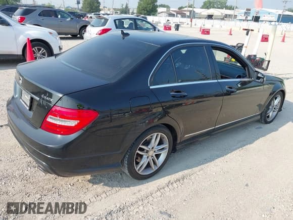 ✅ 2012 Mercedes-Benz C 300 Sport • VIN: WDDGF8BB8CR200219 • Lot: 42919703. Wystawiony na IAAI z przebiegiem 149 141 mil. Bezpłatny archiwum sprzedaży aukcyjnych z USA i szczegółowy raport historii pojazdu na DreamBid. Zdjęcie 4.