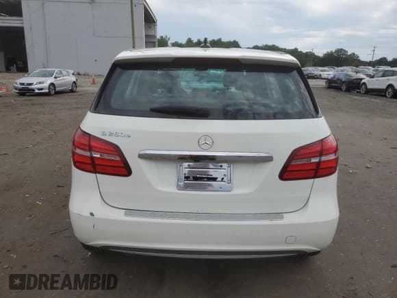 ✅ 2017 Mercedes-Benz B B 250e • VIN: WDDVP9AB0HJ015986 • Лот: 67220615. Опубликован ранее на Copart с пробегом 42 798 миль. Бесплатный доступ к архиву аукционных продаж из США и подробный отчёт об истории автомобиля на DreamBid. Изображение 6.