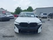✅ 2024 BMW XM • VIN: 5YM23CS0XR9U57042 • Lot: 42438088. Wystawiony na IAAI z przebiegiem 2 888 mil. Bezpłatny archiwum sprzedaży aukcyjnych z USA i szczegółowy raport historii pojazdu na DreamBid. Zdjęcie 13.