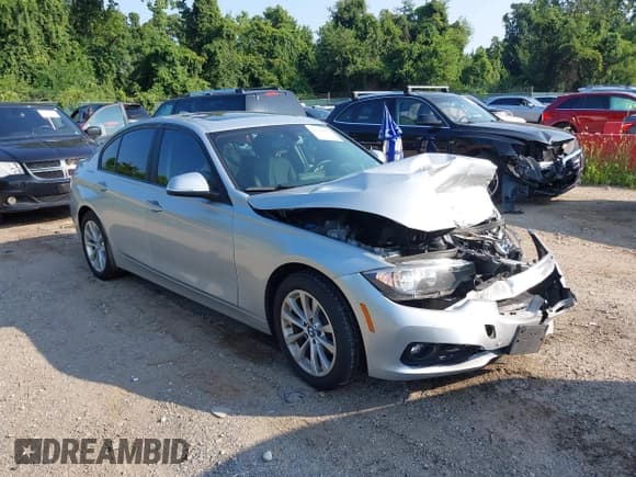 ✅ 2017 BMW 3 Series 320i xDrive • VIN: WBA8E5G38HNU43588 • Lot: 42792061. Wystawiony na IAAI z przebiegiem 101 574 mil. Bezpłatny archiwum sprzedaży aukcyjnych z USA i szczegółowy raport historii pojazdu na DreamBid. Zdjęcie 1.