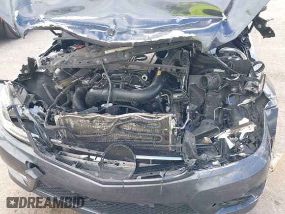 ✅ 2014 Mercedes-Benz C 250 • VIN: WDDGJ4HBXEG202664 • Lot: 41348775. Wystawiony na IAAI z przebiegiem 162 449 mil. Bezpłatny archiwum sprzedaży aukcyjnych z USA i szczegółowy raport historii pojazdu na DreamBid. Zdjęcie 6.