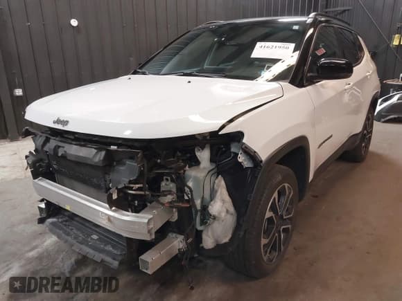 ✅ 2023 Jeep Compass (RED) Edition • VIN: 3C4NJDCN5PT536179 • Lot: 41621950. Wystawiony na IAAI z przebiegiem 17 830 mil. Bezpłatny archiwum sprzedaży aukcyjnych z USA i szczegółowy raport historii pojazdu na DreamBid. Zdjęcie 2.