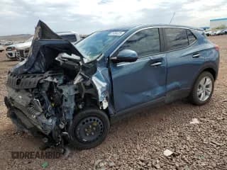 ✅ 2024 Buick Encore GX Preferred • VIN: KL4AMBSLXRB010946 • Lot: 81484325. Wystawiony na Copart z przebiegiem 22 788 mil. Bezpłatny archiwum sprzedaży aukcyjnych z USA i szczegółowy raport historii pojazdu na DreamBid. Zdjęcie 1.