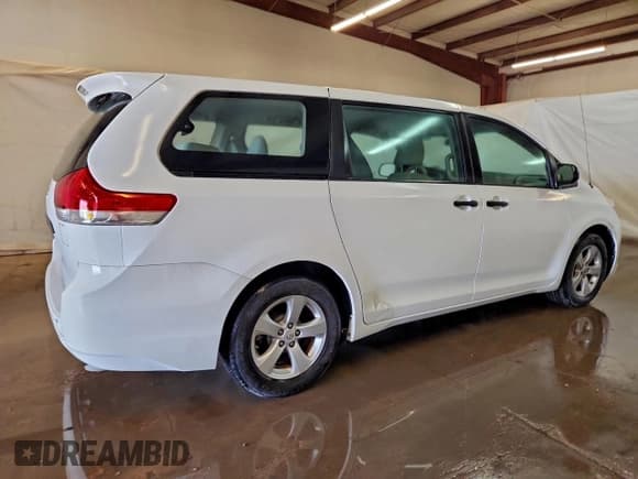 ✅ 2013 Toyota Sienna L • VIN: 5TDZK3DC5DS355692 • Лот: 92717265. Опубликован ранее на Copart с пробегом 71 394 миль. Бесплатный доступ к архиву аукционных продаж из США и подробный отчёт об истории автомобиля на DreamBid. Изображение 3.