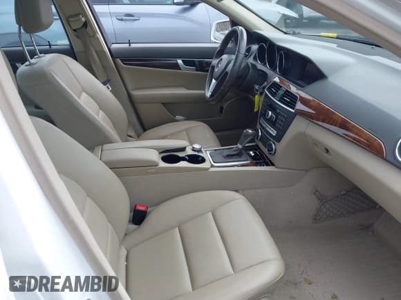 ✅ 2013 Mercedes-Benz C 300 Sport • VIN: WDDGF8AB3DR269791 • Lot: 41868133. Wystawiony na IAAI z przebiegiem 140 336 mil. Bezpłatny archiwum sprzedaży aukcyjnych z USA i szczegółowy raport historii pojazdu na DreamBid. Zdjęcie 5.