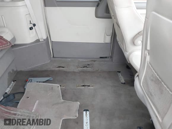 ✅ 2010 Chrysler Town & Country Limited • VIN: 2A4RR7DX5AR361352 • Lot: 39364282. Wystawiony na IAAI z przebiegiem 98 942 mil. Bezpłatny archiwum sprzedaży aukcyjnych z USA i szczegółowy raport historii pojazdu na DreamBid. Zdjęcie 8.