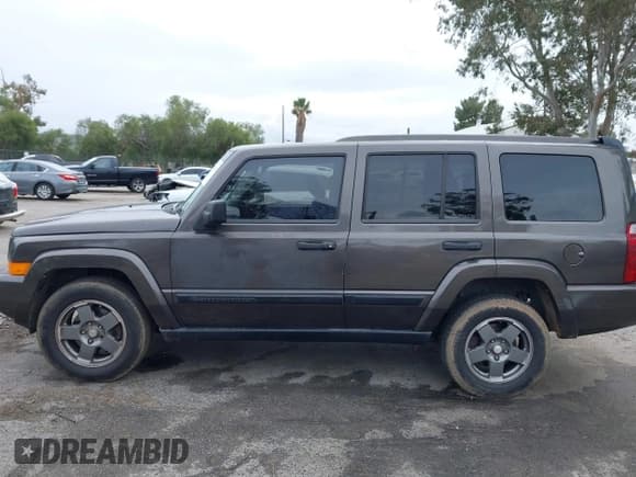✅ 2006 Jeep Commander • VIN: 1J8HG48N06C129698 • Lot: 41777105. Wystawiony na IAAI z przebiegiem 223 816 mil. Bezpłatny archiwum sprzedaży aukcyjnych z USA i szczegółowy raport historii pojazdu na DreamBid. Zdjęcie 14.