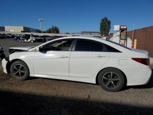 ✅ 2014 Hyundai Sonata GLS • VIN: 5NPEB4AC9EH924642 • Lot: 77323554. Listed on Copart with 223,096 mi. Free auction sales archive from the USA and detailed vehicle history report at DreamBid. Image 2.