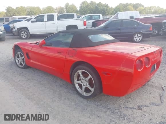 ✅ 1998 Chevrolet Corvette • VIN: 1G1YY32G7W5100799 • Lot: 40437389. Wystawiony na IAAI z przebiegiem Nie podano. Bezpłatny archiwum sprzedaży aukcyjnych z USA i szczegółowy raport historii pojazdu na DreamBid. Zdjęcie 3.