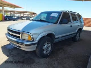 ✅ 1997 Chevrolet Blazer LS • VIN: 1GNDT13W0V2186110 • Lot: 42422561. Wystawiony na IAAI z przebiegiem 233 189 mil. Bezpłatny archiwum sprzedaży aukcyjnych z USA i szczegółowy raport historii pojazdu na DreamBid. Zdjęcie 2.