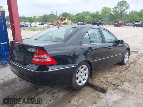 ✅ 2005 Mercedes-Benz C 240 • VIN: WDBRF81J05F557070 • Lot: 42242556. Listed on IAAI with 113,139 mi. Free auction sales archive from the USA and detailed vehicle history report at DreamBid. Image 4.