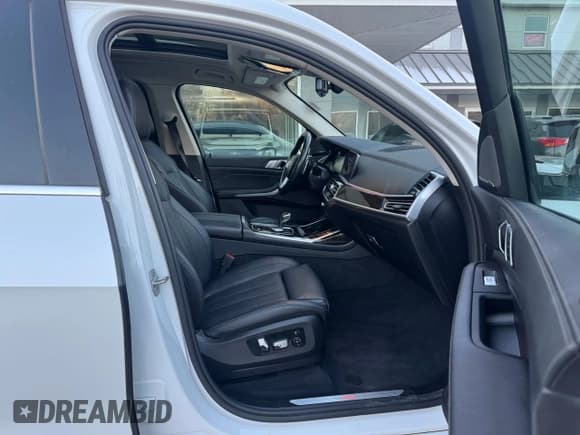 ✅ 2020 BMW X7 xDrive40i • VIN: 5UXCW2C05L9A03397 • Lot: 42877485. Wystawiony na Copart z przebiegiem 141 656 mil. Bezpłatny archiwum sprzedaży aukcyjnych z USA i szczegółowy raport historii pojazdu na DreamBid. Zdjęcie 5.