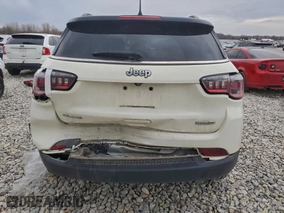 ✅ 2018 Jeep Compass Latitude • VIN: 3C4NJDBB9JT418618 • Lot: 92929905. Wystawiony na Copart z przebiegiem 121 115 mil. Bezpłatny archiwum sprzedaży aukcyjnych z USA i szczegółowy raport historii pojazdu na DreamBid. Zdjęcie 6.