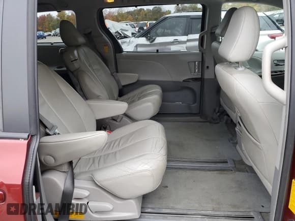 ✅ 2014 Toyota Sienna XLE • VIN: 5TDYK3DC9ES513139 • Lot: 87382475. Wystawiony na Copart z przebiegiem 173 930 mil. Bezpłatny archiwum sprzedaży aukcyjnych z USA i szczegółowy raport historii pojazdu na DreamBid. Zdjęcie 11.