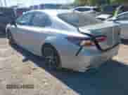 2022 Toyota Camry SE z VIN 4T1G11AK5NU018670, wystawiony jako IAAI lot #43344974 z przebiegiem 122 219 mil mil oraz . Historia ofert i sprzedaży dostępna na DreamBid. Obrazek 3.