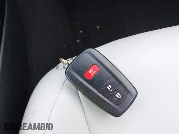 ✅ 2019 Toyota Prius XLE • VIN: JTDL9RFUXK3004351 • Lot: 43133064. Listed on IAAI with 89,788 mi. Free auction sales archive from the USA and detailed vehicle history report at DreamBid. Image 11.