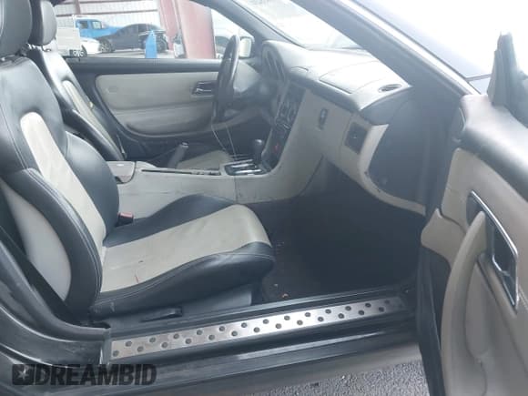 ✅ 1998 Mercedes-Benz SLK 230/320 • VIN: WDBKK47F5WF025775 • Lot: 43853231. Listed on IAAI with 194,697 mi. Free auction sales archive from the USA and detailed vehicle history report at DreamBid. Image 5.