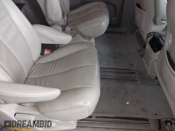 ✅ 2014 Toyota Sienna XLE • VIN: 5TDYK3DC6ES458830 • Lot: 43909439. Listed on IAAI with 108,840 mi. Free auction sales archive from the USA and detailed vehicle history report at DreamBid. Image 8.