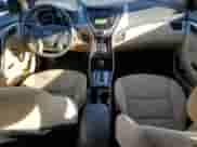 2013 Hyundai Elantra GLS z VIN 5NPDH4AE6DH181240, wystawiony jako Copart lot #90034695 z przebiegiem 132 907 mil mil oraz Czysty tytuł • Clean title. Historia ofert i sprzedaży dostępna na DreamBid. Obrazek 8.