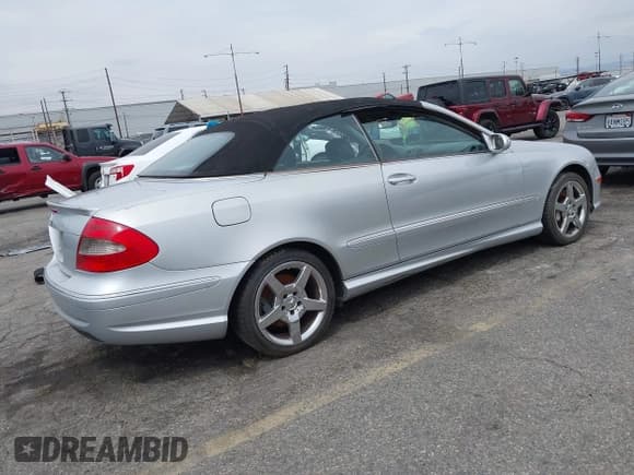 ✅ 2007 Mercedes-Benz CLK 550 • VIN: WDBTK72F77T080597 • Lot: 43088622. Wystawiony na IAAI z przebiegiem 172 681 mil. Bezpłatny archiwum sprzedaży aukcyjnych z USA i szczegółowy raport historii pojazdu na DreamBid. Zdjęcie 4.