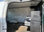 ✅ 2010 Ford Econoline Cargo Commercial • VIN: 1FTNE1EW6ADA36473 • Lot: 52734905. Wystawiony na Copart z przebiegiem 476 354 mil. Bezpłatny archiwum sprzedaży aukcyjnych z USA i szczegółowy raport historii pojazdu na DreamBid. Zdjęcie 6.