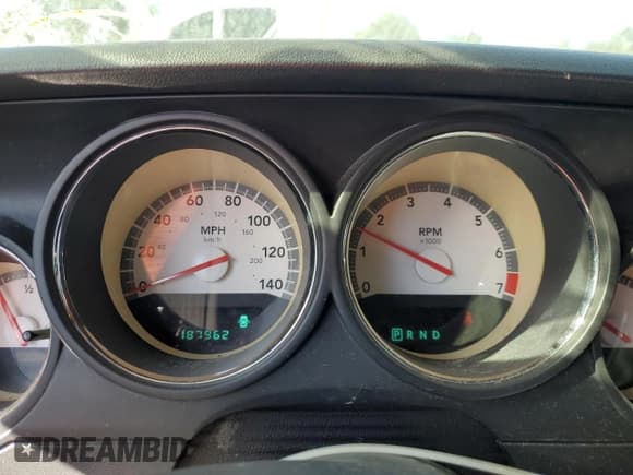 ✅ 2010 Dodge Challenger SE • VIN: 2B3CJ4DV1AH300457 • Lot: 76714904. Wystawiony na Copart z przebiegiem 187 962 mil. Bezpłatny archiwum sprzedaży aukcyjnych z USA i szczegółowy raport historii pojazdu na DreamBid. Zdjęcie 9.