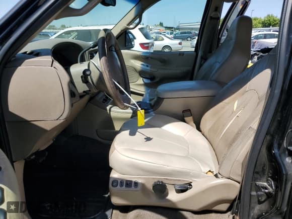 ✅ 2002 Ford Expedition Eddie Bauer • VIN: 1FMFU18LX2LA30798 • Lot: 62090645. Listed on Copart with 242,906 mi. Free auction sales archive from the USA and detailed vehicle history report at DreamBid. Image 7.